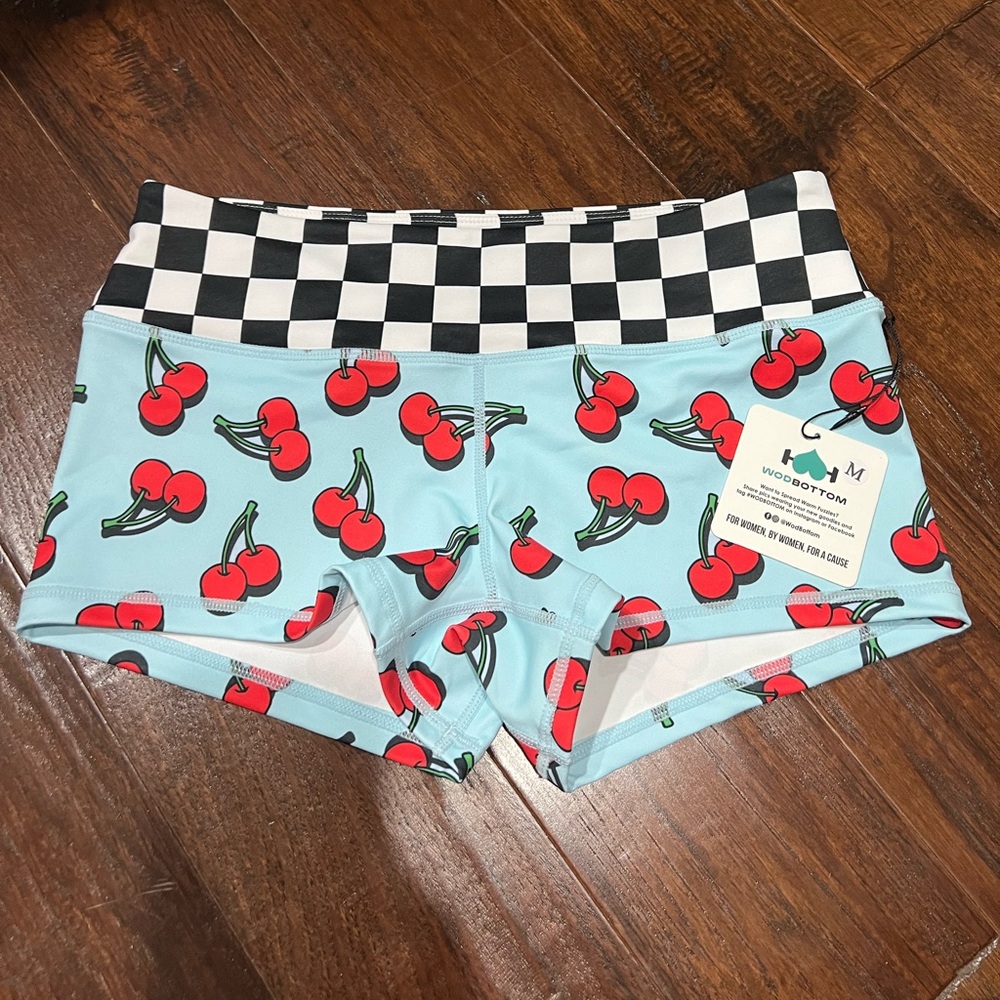 Wod bottom 2.5 shorties cherry in baby blue background with checker print band